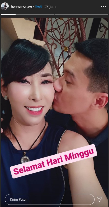 Belum Resmi Bercerai Dari Rio Reifan, Henny Mona Kini Pamer Momen Dicium Pria