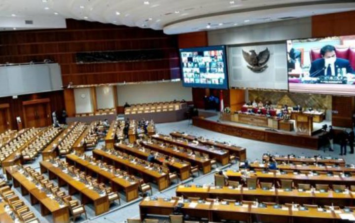 Sekjen DPR Ungkap Alasan Naskah Final UU Ciptaker 'Bengkak' Jadi 1.035 Halaman