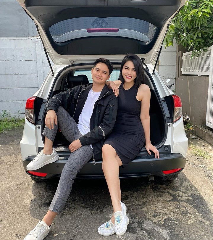 Katty Butterfly dan Aiman Ricky Serasi dengan Busana Hitam