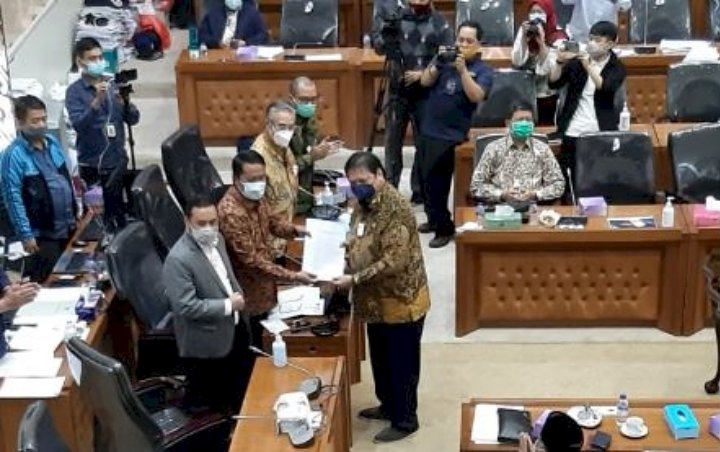 Jumlah Halaman Pada Naskah UU Ciptaker Berubah-ubah, Ada Indikasi Pasal Gaib?