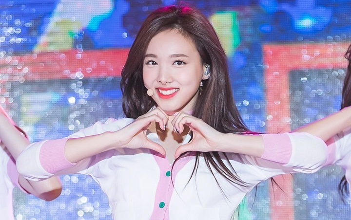 Nayeon TWICE Pemotretan dengan Baju Kebesaran, Visual Dipuji Habis-Habisan