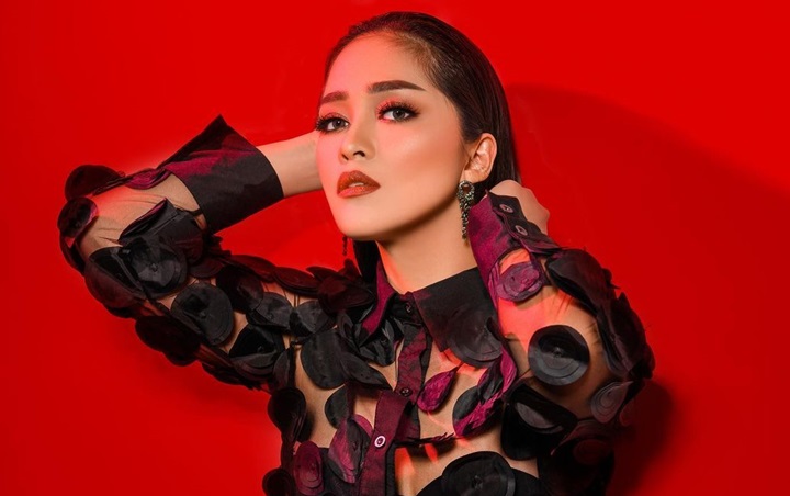 Gracia Indri Masih Kekeh Sembunyikan Identitas Kekasih Bule, Foto Mesra Ini Ramai Digoda Rekan Artis