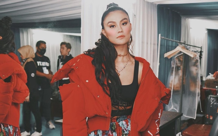 Digosipkan Karena Wajah Bikin Pangling, Agnez Mo Pilih 'Tertawakan' Haters