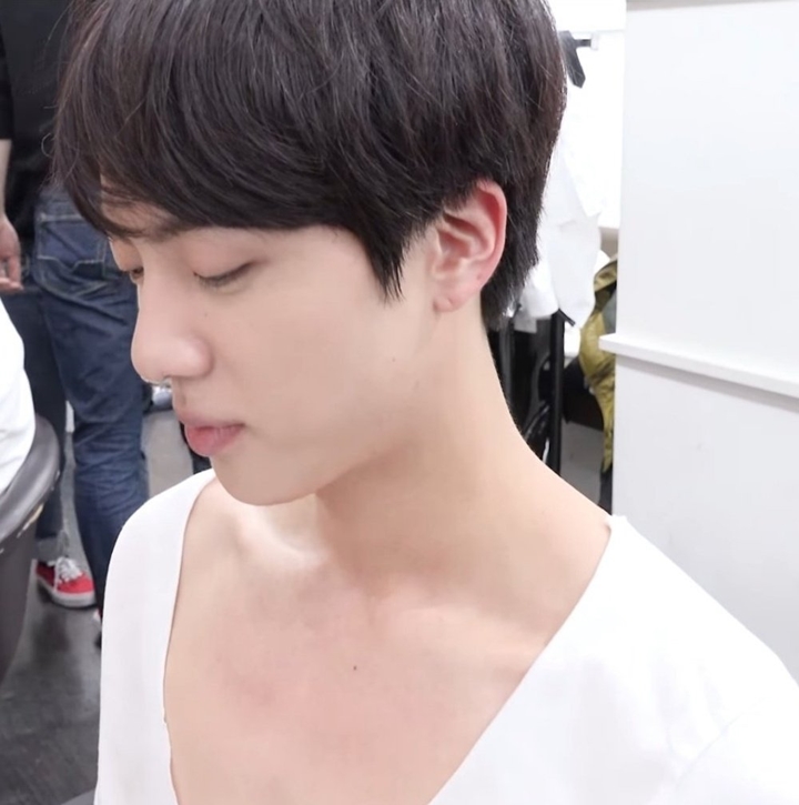 Fotonya Telanjang Dada Beredar, Jin BTS Janji Tutupi Aurat Seumur Hidup 2