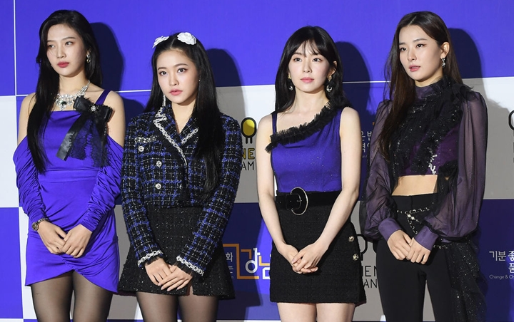 Unik atau Norak, Busana Red Velvet di Acara Terbaru Picu Perdebatan