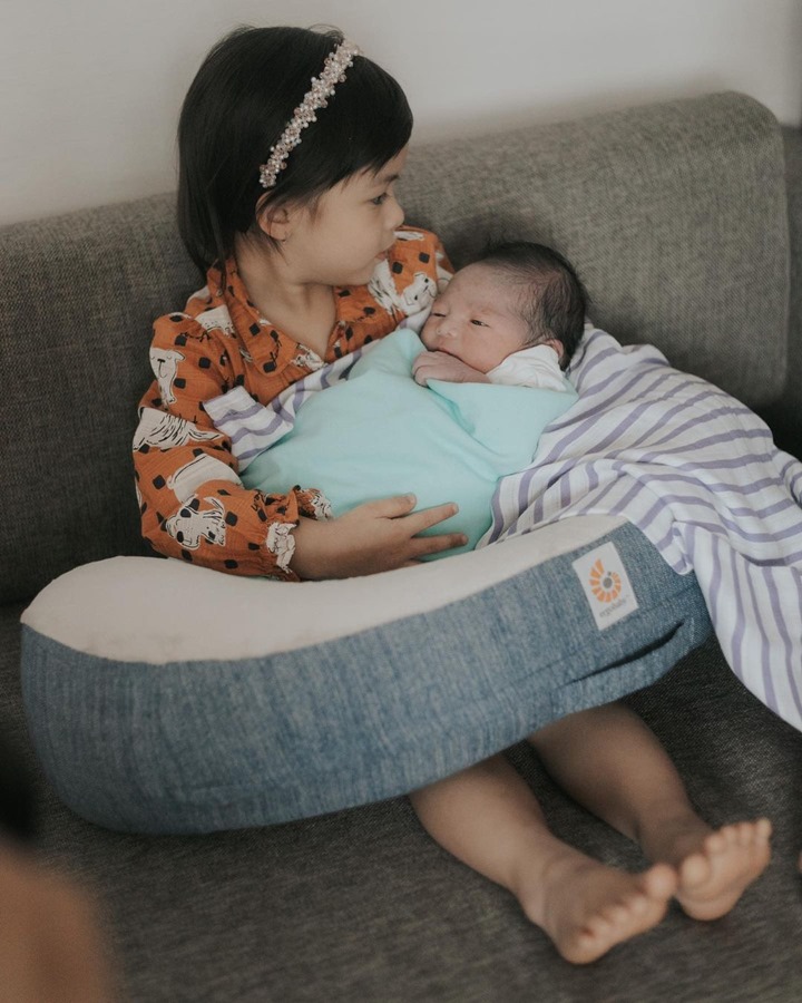 Nastusha Menggendong Adik Laki-lakinya