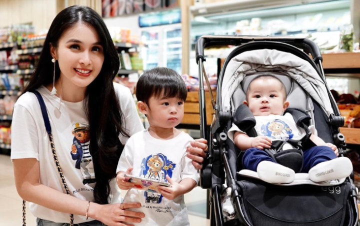 Sandra Dewi Dicandid Suami Saat Olahraga, Polah Raphael Gelendotan Ganggu Bikin Gemes