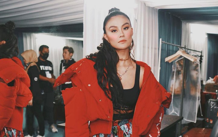 Agnez Mo Pakai Anting Bertuliskan Bhinneka Tunggal Ika, Ternyata Segini Harganya