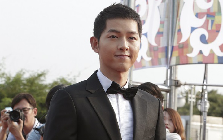 Ganteng Maksimal di Foto Buram, Penampilan Song Joong Ki Saat Syuting 'Vincenzo' Banjir Pujian