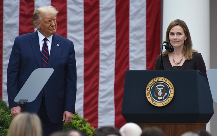 Amy Coney Barrett Hakim Agung Pilihan Trump Resmi Gantikan Ruth Bader Ginsburg