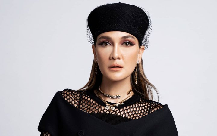 Luna Maya Diduga Dilamar Usai Malu-malu Pamer Cincin Berlian di Jari Manis, Harganya Bikin Melongo