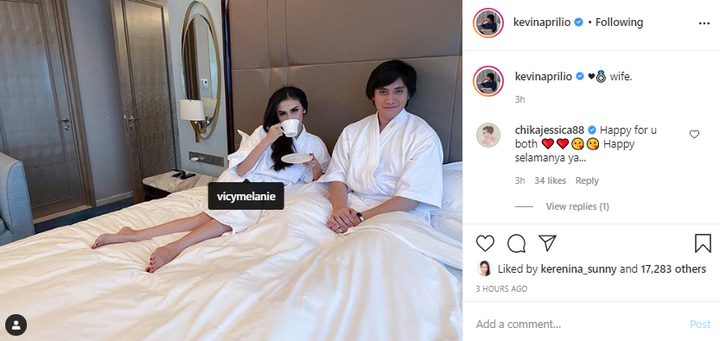 Kevin Aprilio dan Vicy Melanie Pose di Atas Ranjang