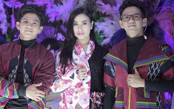 Silet Awards 2020: Diapit Rizki Ridho, Iis Dahlia Menangis di Atas Panggung Karena Ini