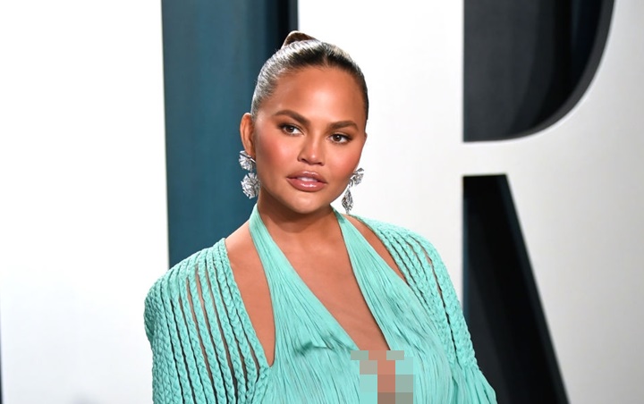 Sempat Tuai Kritik, Chrissy Teigen Beber Alasan Nekat Ambil Foto Saat Keguguran