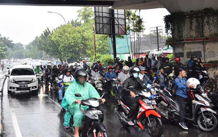 Jangan Sembarangan! Pemotor Nekat Berteduh di Bawah Fly Over Saat Hujan Bisa Dipenjara 2 Bulan