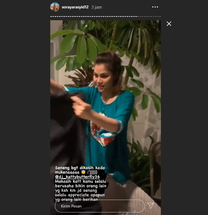 Jadi Mualaf Saat Ultah, Katty Butterfly Girang Dapat Kado Mukenah
