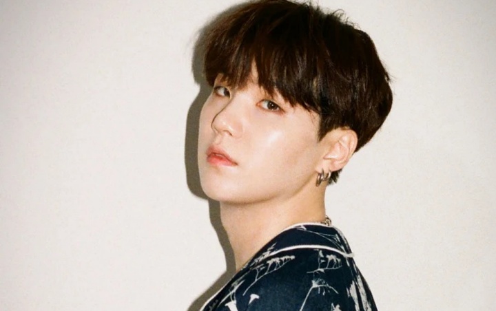 Suga BTS Tuai Sorotan Pakai Sepatu Pro LGBT