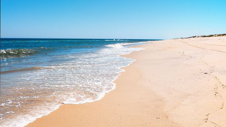 Pilih Pantai yang Sepi