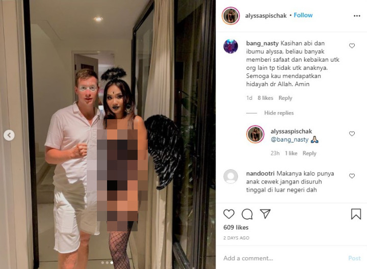 Makin Berani, Putri Ustaz Derry Sulaiman Pakai Lingerie Hingga Mesra Bareng Bule Saat Halloween