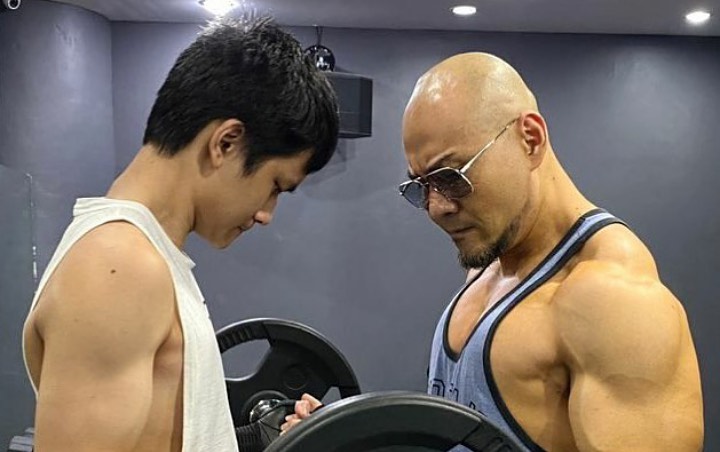 Azka Nekat Adu Panco Dengan Deddy Corbuzier, Aksinya Justru Picu Gelak Tawa