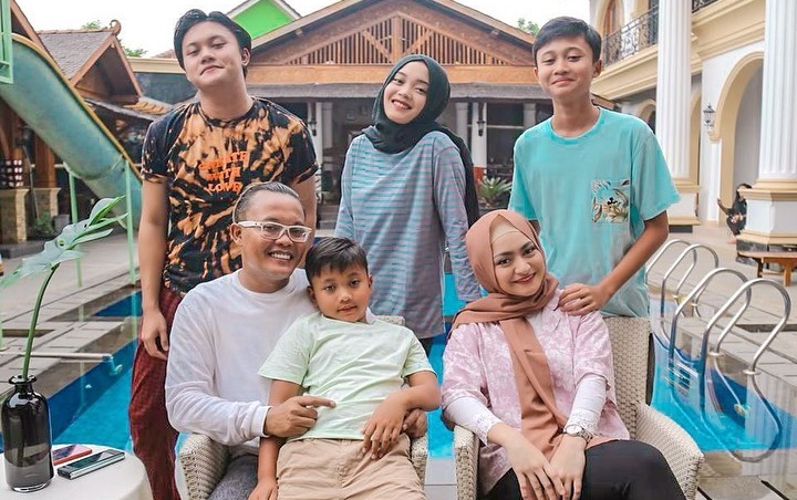 Putri Ustaz Derry Sulaiman Tampil Seksi, Putri Delina Disebut Bawa Berkas Harta Milliaran-Topik Pagi
