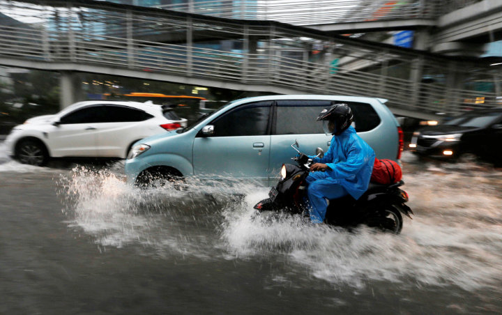 Mobil Mogok Saat Menerjang Banjir? Jangan Panik dan Lakukan 7 Cara Ini Untuk Menanganinya