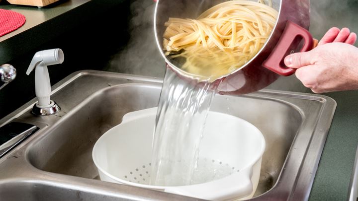 Membuang Semua Air Rebusan Pasta