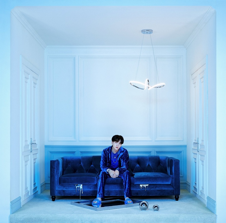 Suga BTS Menawan Serba Biru di Teaser \'BE\' 1