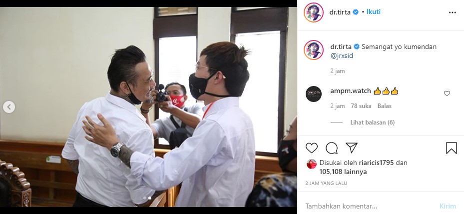 Bikin Haru, Begini Senyuman Jerinx Saat Dokter Tirta Beri Dukungan Dengan Hadir Di Persidangan