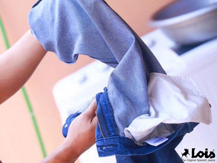 Balik Celana Jeans Saat Mencucinya