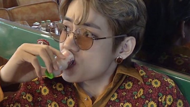 Cara Unik V BTS Minum Yakult Jadi Sorotan Hingga Viral