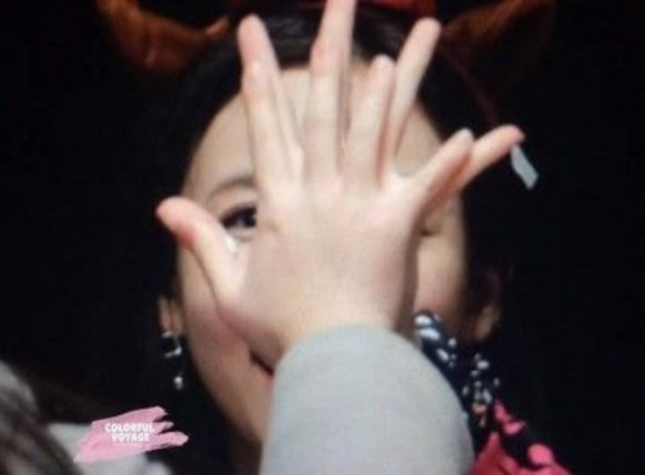 Nayeon TWICE Punya Tangan Cantik, Tapi Ukurannya yang Besar Bikin Kaget