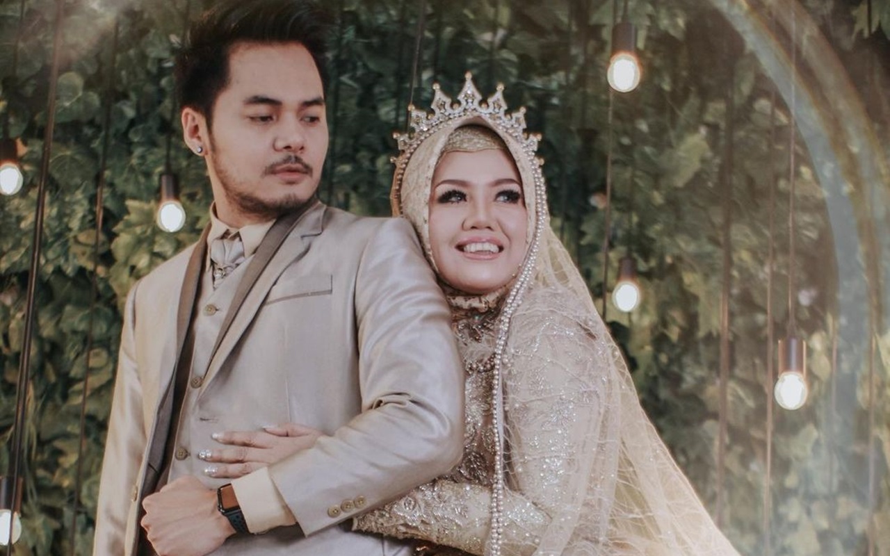 Bantah Settingan, Ely Sugigi Akhirnya Ngaku Sudah Nikah Siri Dengan Si Pacar Brondong