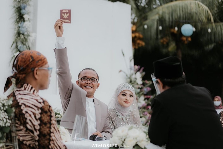 Sule dan Nathalie Holscher Tersenyum Lepas