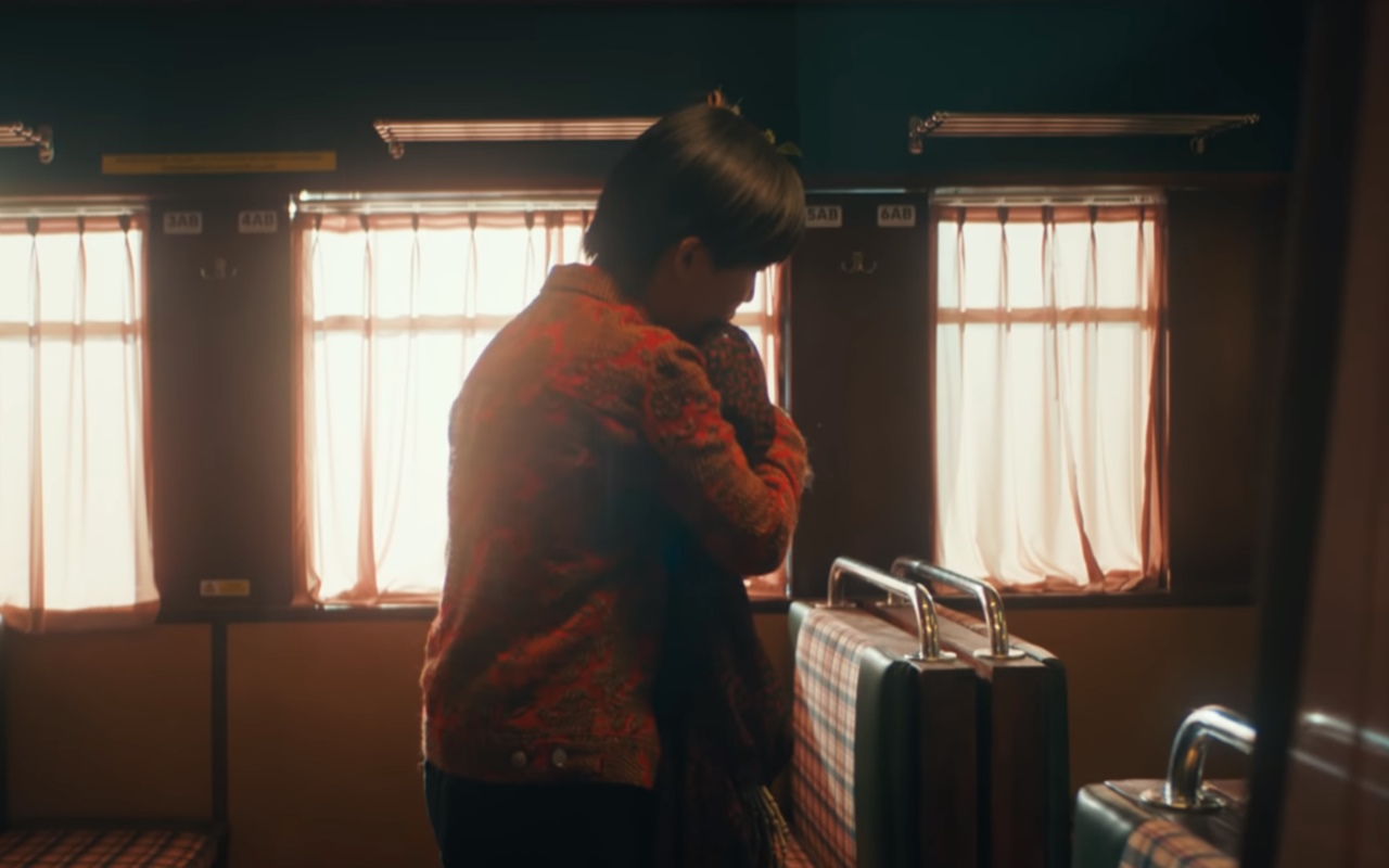 AKMU Terjebak Dalam Kenangan Indah Percintaan Di MV Comeback 'Happening'