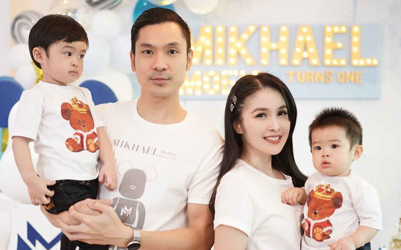 'Raja' Brand Ambassador, Putra Sandra Dewi Pakai Batik-Main Perosotan Fix Tampan Ala Sehun EXO