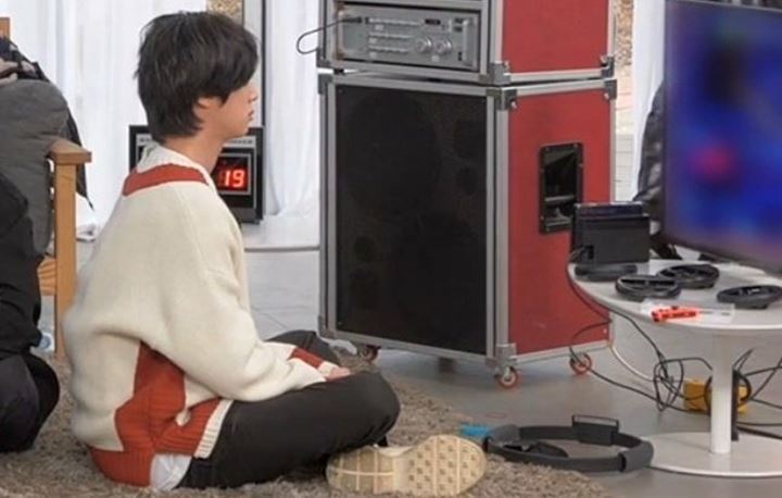 Jin BTS Duduk Tegap Saat Main Game, Ternyata Hasil Didikan Ketat Ibunda