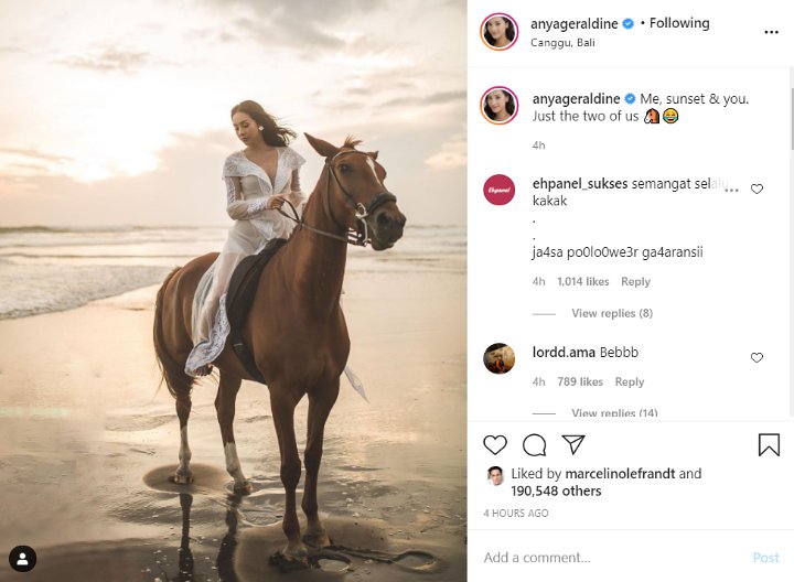 Anya Geraldine Dandan Bak Pengantin Saat Naik Kuda, Gaun Terawang Jadi Sorotan