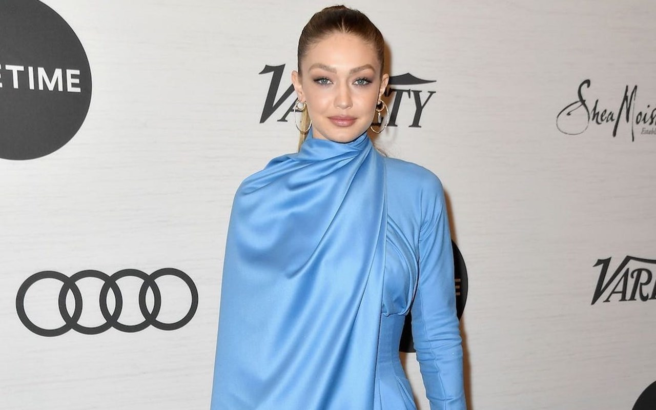 Tulisan di Foto Terbaru Gigi Hadid Ini Bikin Gagal Fokus, Diduga Nama Sang Putri