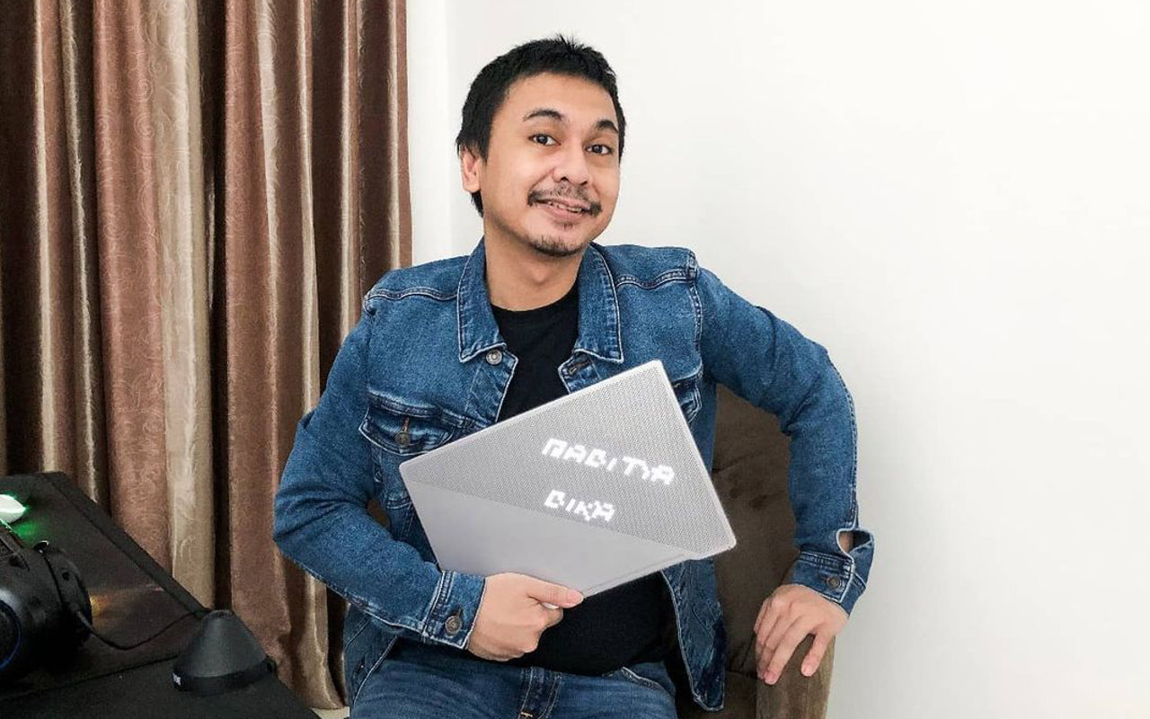 Raditya Dika Ungkap Makna Mendalam Nama Alinea-Aksara, Dagu Lancip Sang Putra Jadi Sorotan