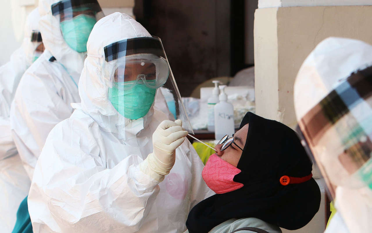 Persiapan Sekolah Tatap Muka, Ribuan Siswa SMP Surabaya Jalani Tes Swab