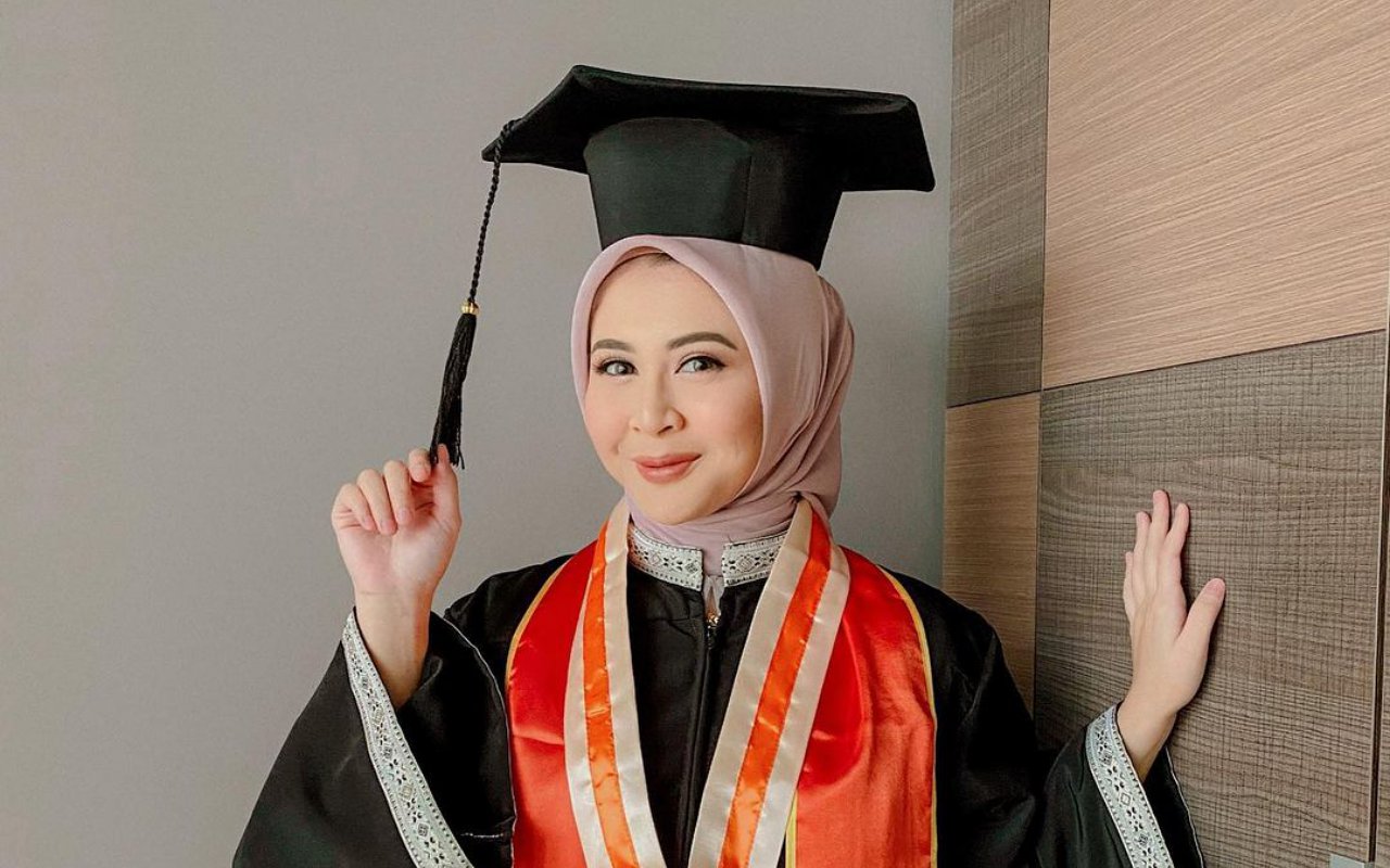 Kesha Ratuliu Semringah Cantik Pamer Momen Wisuda Online, Ungkap Doa Untuk Tunangan Tampan