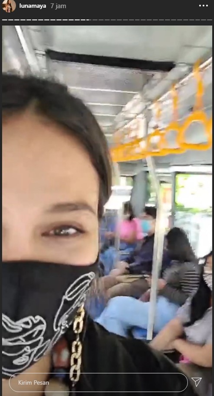 Luna Maya Ngaku Terharu Saat Pertama Kali Naik Bus Di Bali