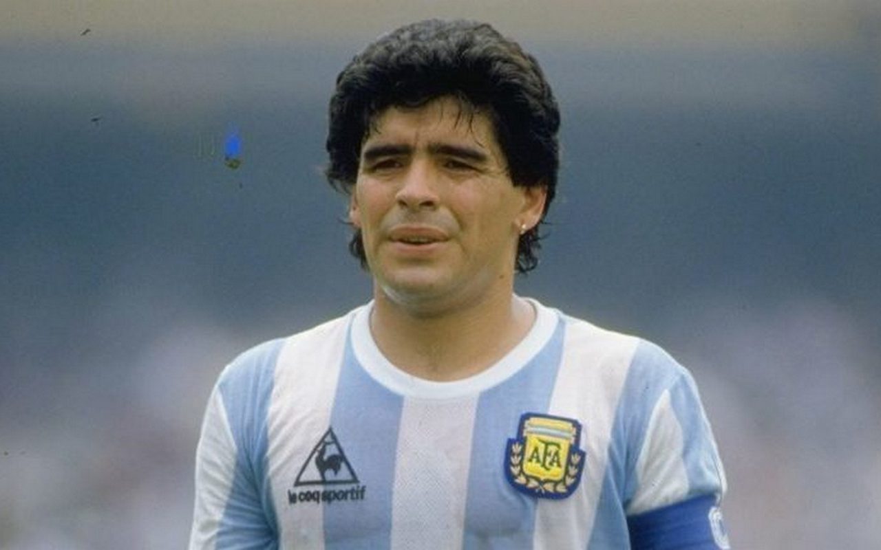 Jenazah Diego Maradona Dimakamkan Dekat Pusara Ortu, Ribuan Fans Berdesakan