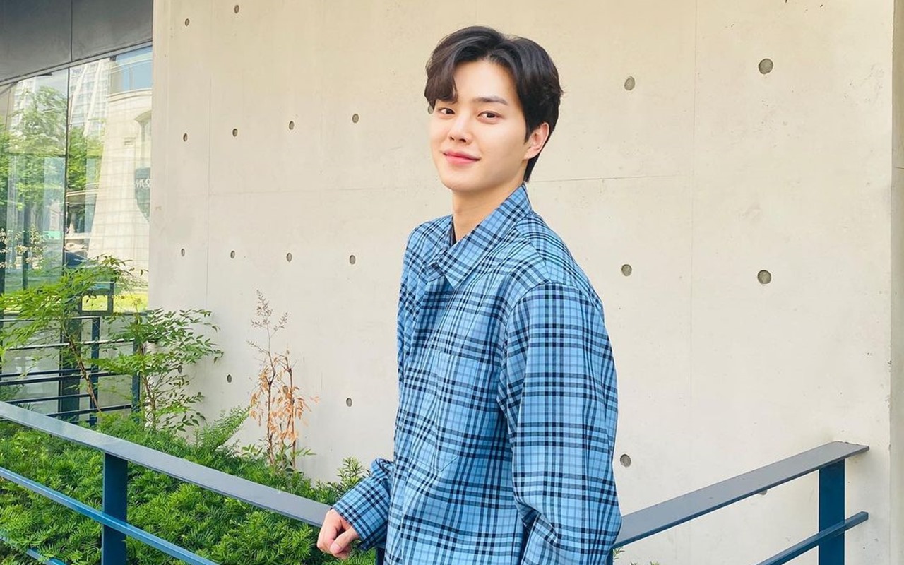 Sutradara 'Sweet Home' sebelumnya pernah menggarap drama-drama populer seperti 'Descendants of the Sun', 'Goblin' dan 'Mr. Sunshine". Drama ini akan rilis pada 18 September mendatang.