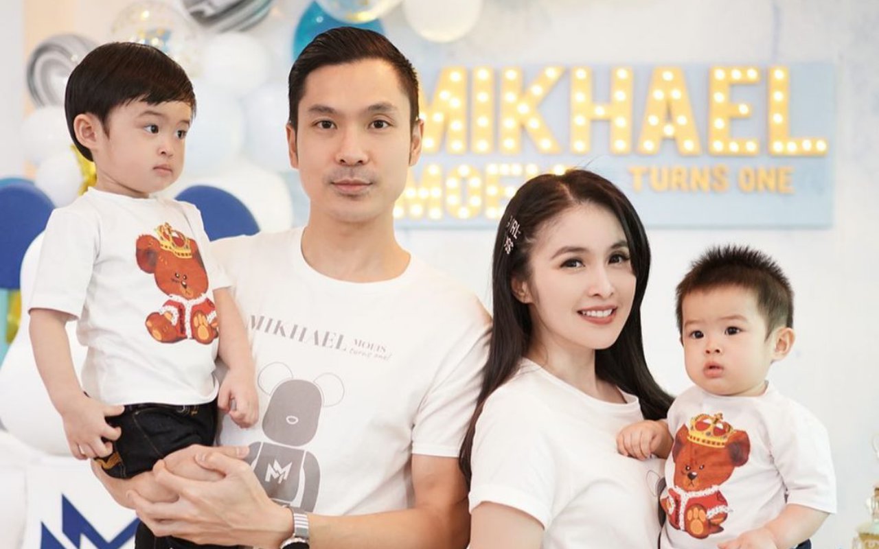 Ketampanan seorang Harvey Moeis di pagi hari sukses bikin hati para wanita meleleh. Diunggah Sandra Dewi, Harvey Moeis terlihat berbeda dengan kebanyakan orang lain saat baru bangun tidur.
