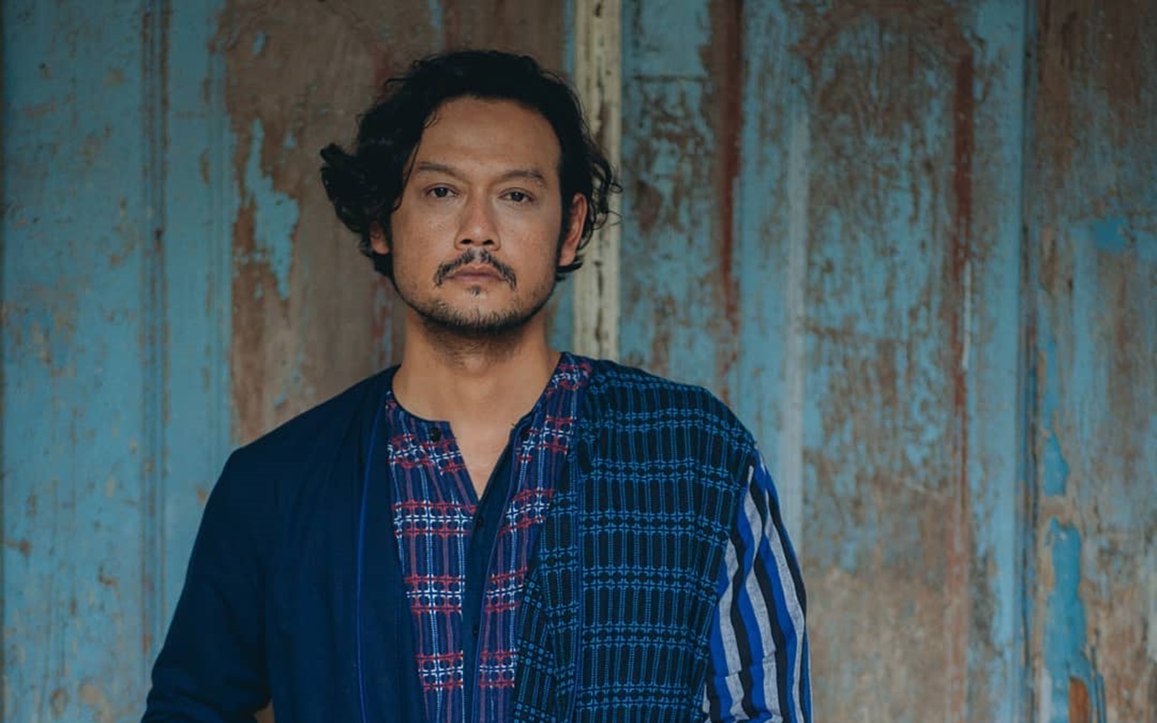 Dwi Sasono terlihat membawa tanaman pohon alpukat yang diletakkan di pot saat bebas dari Rumah Sakit Ketergantungan Obat (RSKO). Ia pun menceritakan filosofi di balik pohon tersebut.