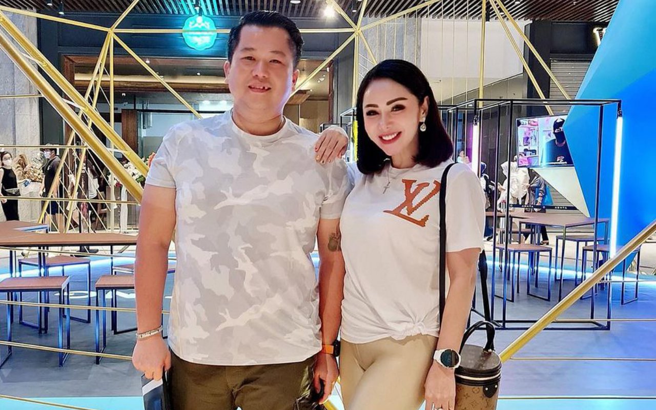 Femmy Permatasari Kaget Saat Bangun Tidur Lihat Hadiah Mobil Mewah Dari Suami