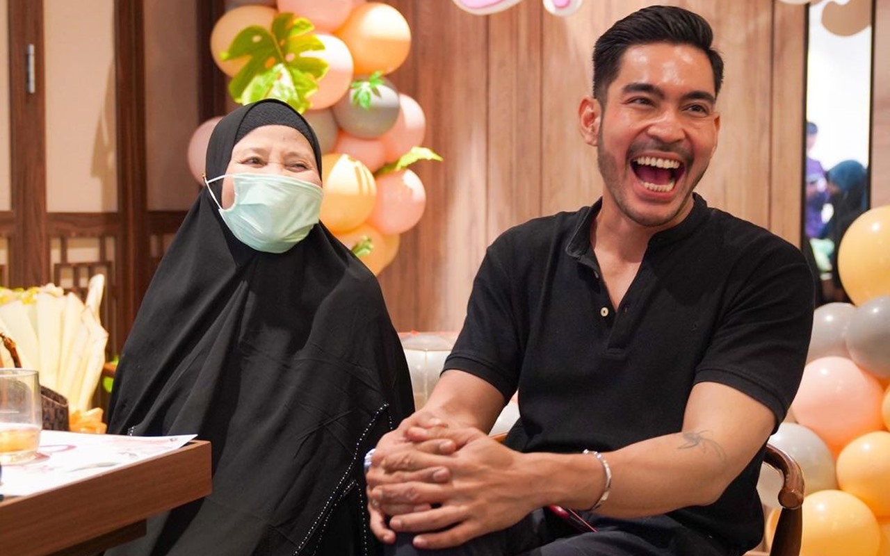 Sang Ibu Tak Doyan Makan, Robby Purba Suapi dengan Telaten Dipuji Iis Dahlia