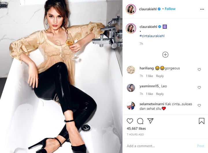 Cinta Laura Pose Seksi di Bathub Sambil Pegang Gelas Wine, Tuai Pujian Selangit